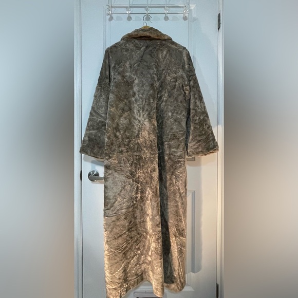 Elegant Faux Fur Long Coat - Picture 9 of 12